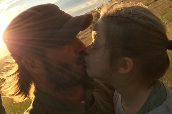 David Beckham besa a su hija en los labios y genera polémica-0